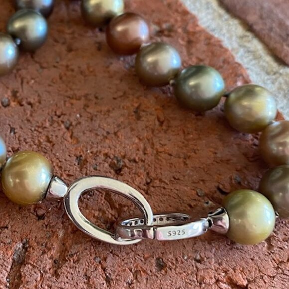 Genuine Tahitian Cultured South Sea Pearl necklace with silver lock - Picture 10 of 10